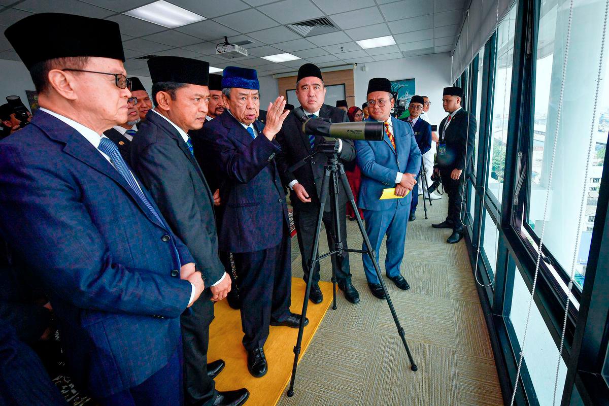 Selangor Ruler Sultan Sharafuddin Idris Shah (second from left) visits the Vessel Traffic Services (VTS) Control Centre in conjunction with the inauguration of the Dius Api Tower, Malaysian Marine Department, at the department’s headquarters today. Also present were Transport Minister Anthony Loke (second from right) and Selangor Chief Minister Datuk Seri Amirudin Shari (right). – BERNAMA