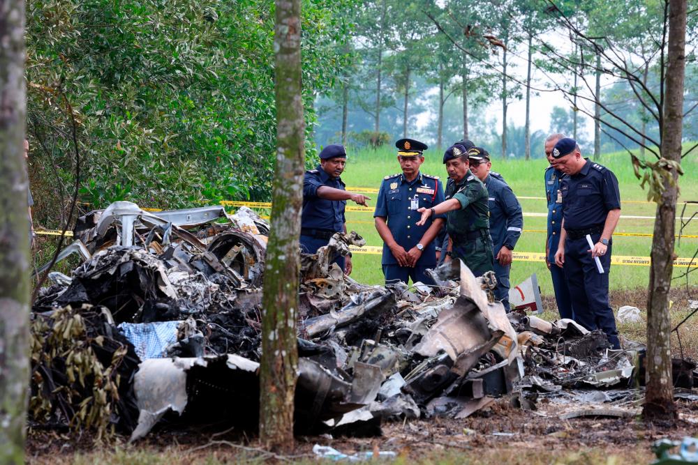 SHAH ALAM, 18 August -- Inspector-General of Police Tan Sri Razarudin Husain (third, left) inspects the scene of a plane crash on the Guthrie Highway near Elmina Town today. BERNAMAPIX