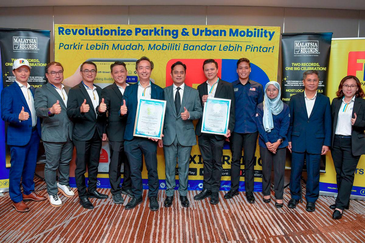 Selangor State Executive Councillor for Islamic Affairs, Halal Industry, and the Cultivation of Science, Technology and Innovation, Dr Mohammad Fahmi Ngah (centre), poses for a photo after the presentation of the Malaysia Book of Records (MBOR) certificates for the achievements of the “Most Extensive Integrated Smart Parking Application in Malaysia” and the “Highest Number of Parking Payment Transactions in a Single Day in Malaysia.” The certificates were presented by MBOR representative Megat Faris Hussein Megat Muzaffar Shah (fourth from right) to Flexi Parking representative Lai Thiam Sin (fifth from right) during the MBOR Awards Presentation Ceremony at the DoubleTree by Hilton i-City, Shah Alam, today. – BERNAMA