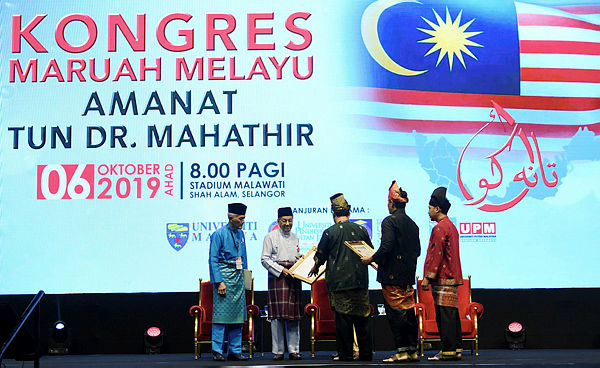 Prime Minister Tun Dr Mahathir Mohamad receiving the receiving the resolution of the Malay Dignity Congress at Malawati Stadium today. — Bernama