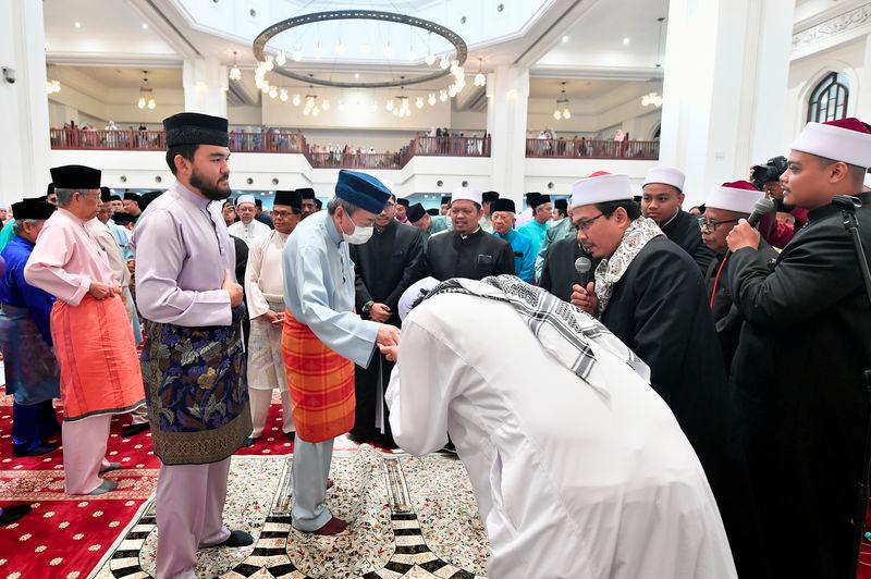 Sultan Selangor Sultan Sharafuddin Idris Shah (tengah) berkenan beramah mesra bersama jemaah selepas selesai menunaikan solat sunat Aidiladha di Masjid Tengku Ampuan Jemaah Bukit Jelutong, Shah Alam hari ini. - fotoBERNAMA