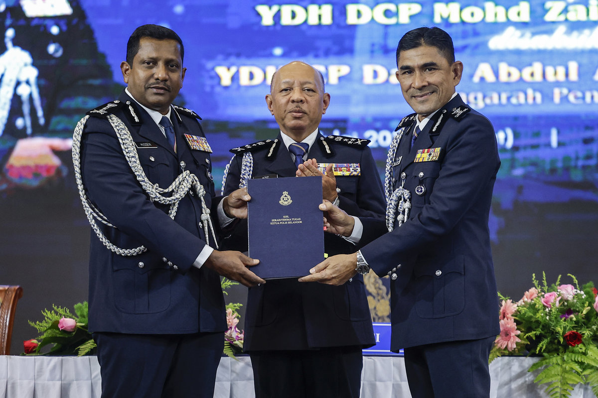 Pengarah Pengurusan Bukit Aman Datuk Abdul Aziz Abdul Majid (tengah) menyaksikan penyerahan tugas antara Datuk Hussein Omar Khan (kiri) kepada DCP Mohd Zaini Abu Hassan (kanan) selaku Pemangku Ketua Polis Selangor pada Majlis Serah Terima Tugas Jawatan Ketua Polis Selangor di Dewan D'Cerana, Ibu Pejabat Polis Kontinjen Selangor hari ini. - BERNAMA