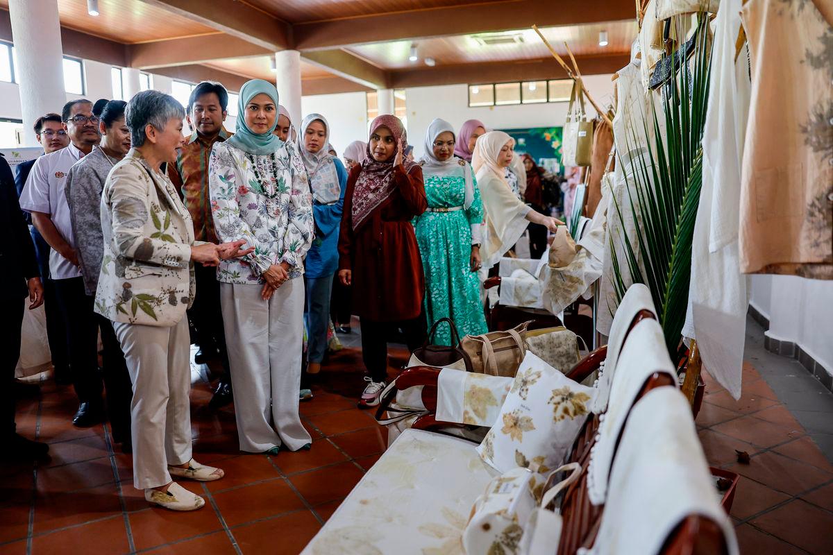 Tengku Permaisuri Selangor, Tengku Permaisuri Norashikin berkenan melawat reruai pada Majlis Perasmian Warna- Warni Botani: Festival Fabrikasi di Taman Botani Negara Shah Alam hari ini - fotoBERNAMA