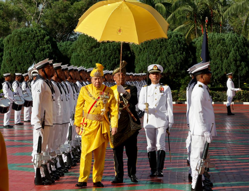 Sultan Selangor, Sultan Sharafuddin Idris Shah berkenan memeriksa perbarisan kawalan kehormatan Tentera Laut Diraja Malaysia (TLDM) pada Istiadat Pembukaan Mesyuarat Pertama Persidangan Penggal Kedua Dewan Undangan Negeri (DUN) Selangor Yang Kelima Belas Tahun 2024 di Bangunan Dewan Negeri Selangor, hari ini/BERNAMAPix