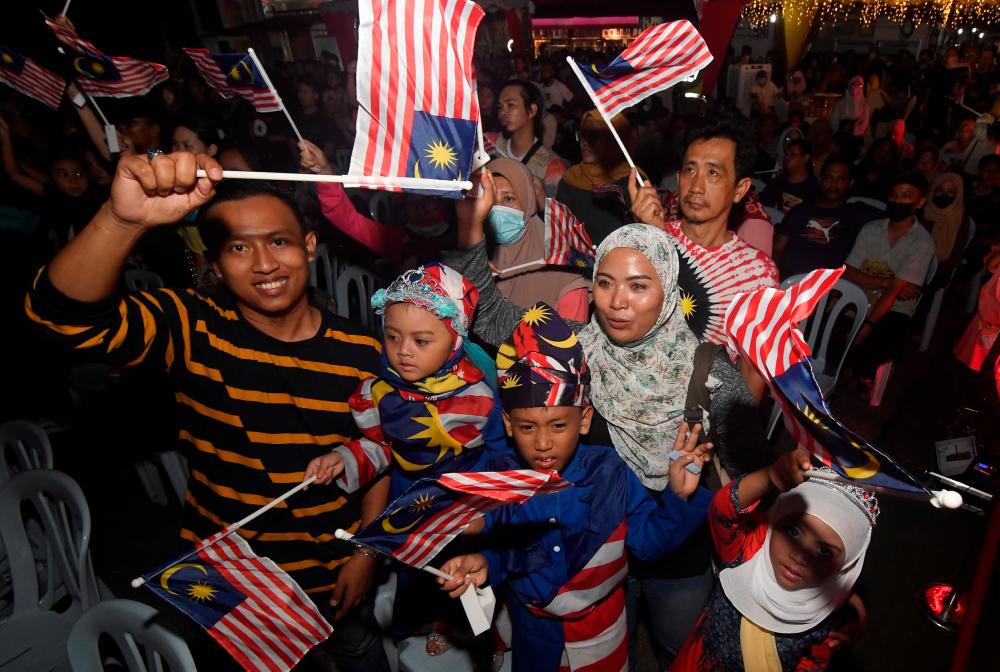 SHAH ALAM, August 30 -- People waved the Jalur Gemilang when they attended the Uptown Shah Alam Independence Threshold Celebration organized by PKNS in conjunction with the 65th National Day celebration in Section 24 Shah Alam. BERNAMAPIX