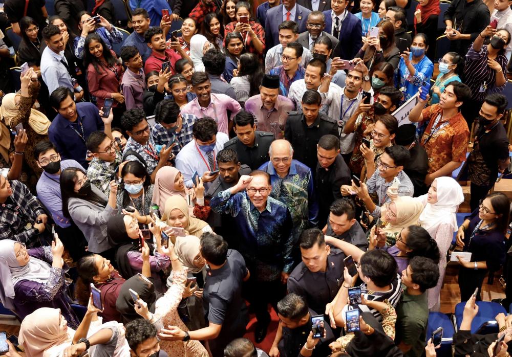 KUALA SELANGOR, Feb 9 -- Prime Minister Datuk Seri Anwar Ibrahim (centre) waves to students after delivering the Siddiq Fadzil Chair’s Keynote Lecture: Education Reform for Malaysia’s Future Prosperity at the Universiti Selangor (UNISEL) Chancellor’s Hall, Bestari Jaya Campus, today. BERNAMPIX