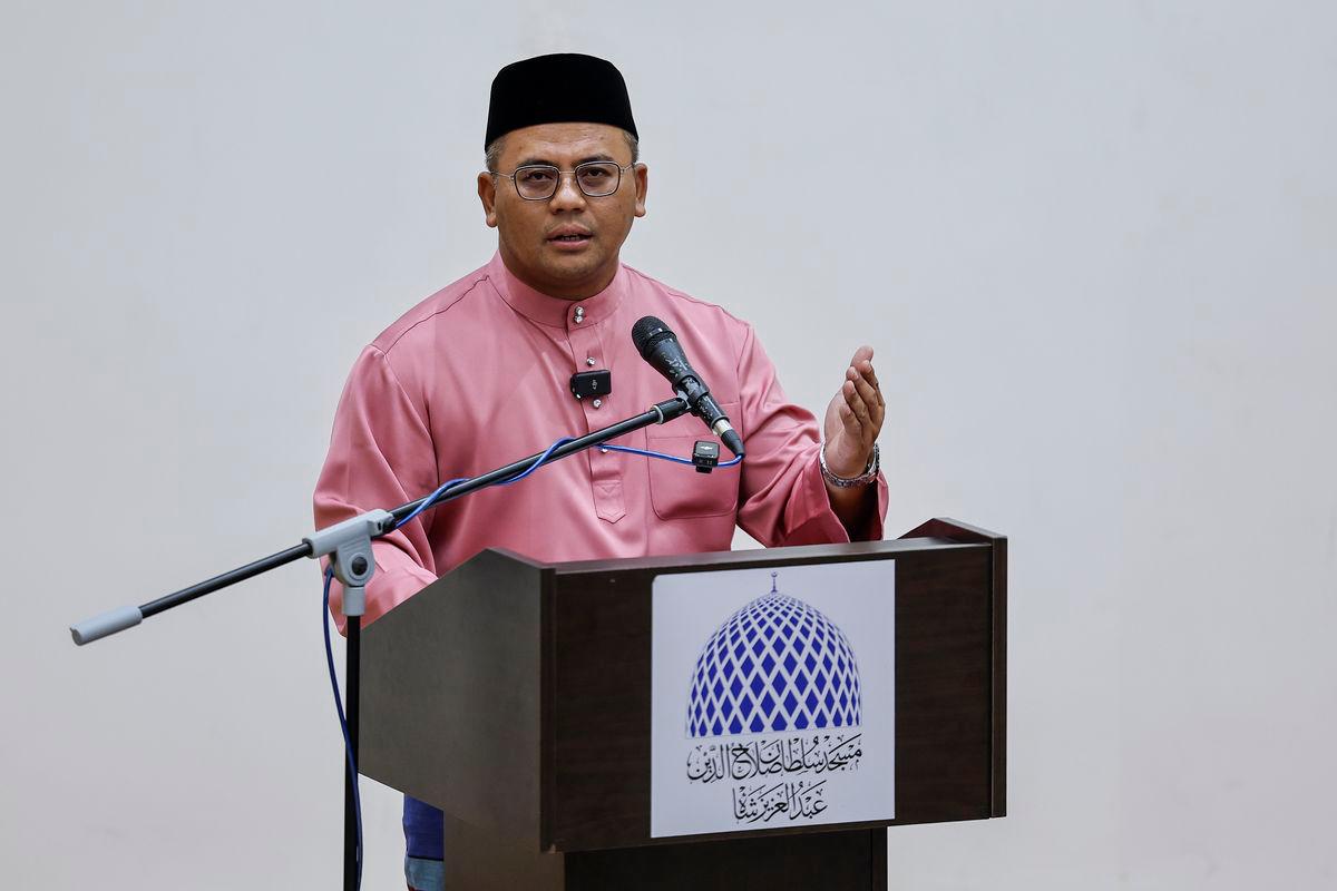Menteri Besar Selangor Datuk Seri Amirudin Shari menyampaikan ucapan pada Majlis Perasmian Festival Buku Islami 2025 dan Pelancaran Buku Muhaddisat: Wanita Periwayat Hadis sempena Festival Turath Islami Selangor Tahun 2025 di Dewan Syarahan dan Muzakarah Islam, Masjid Sultan Salahuddin Abdul Aziz Shah malam ini - BERNAMA