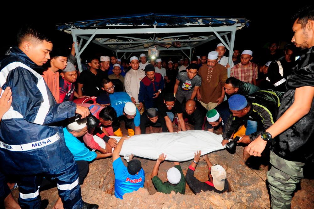 The body of the late Azalan Miswan 50, a staff of the Selangor State Development Corporation (PKNS) who died in an accident in Turkey is buried at the Section 21 Islamic Cemetery in Shah Alam on the night of October 19, 2019. - Bernama