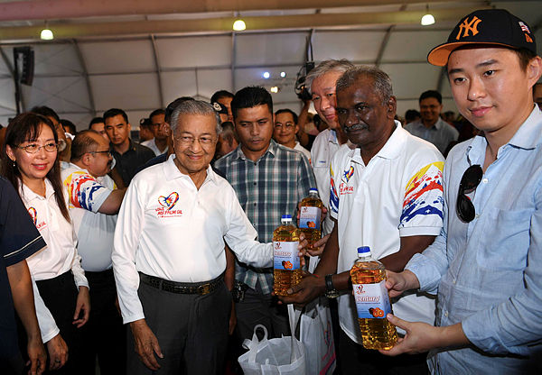 Prime Minister Tun Dr Mahathir Mohamad is shown palm oil products as he mingles with visitors after launching the ‘Sayangi Sawitku’ campaign at Pulau Carey, Banting on March 24, 2019. — Bernama