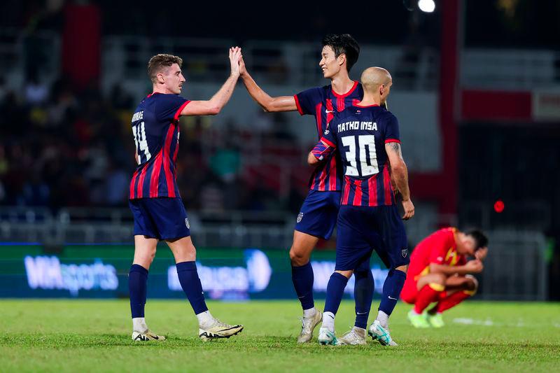 Pemain Johor Darul Ta’zim (JDT) meraikan kemenangan selepas menewaskan pasukan Selangor FC pada perlawanan Liga Super 2024-2025 di Stadium Majlis Bandaraya Petaling Jaya, malam Ahad (Okt 27). - fotoBERNAMA