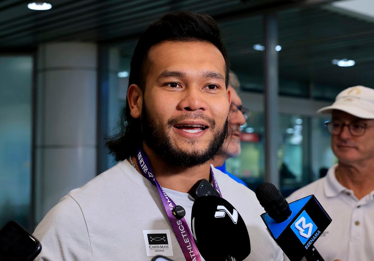 Muhammad Irfan Shamsuddin speaking to reporters. BERNAMApix