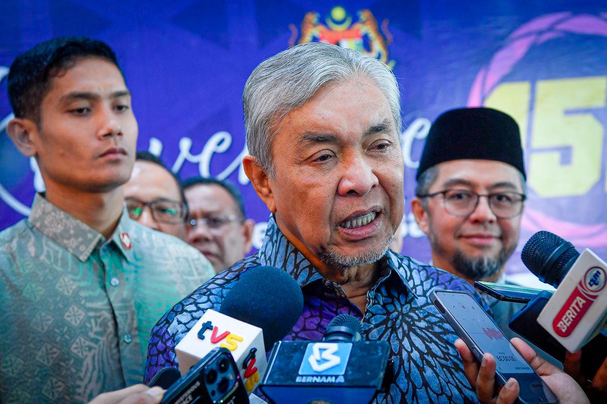 Timbalan Perdana Menteri Datuk Seri Dr Ahmad Zahid Hamidi ditemui media ketika hadir merasmikan Konvensyen 152 Peringkat Kebangsaan di Dewan Agung Tuanku Canselor (DATC) Universiti Teknologi Mara (UiTM) Shah Alam hari ini - fotoBERNAMA