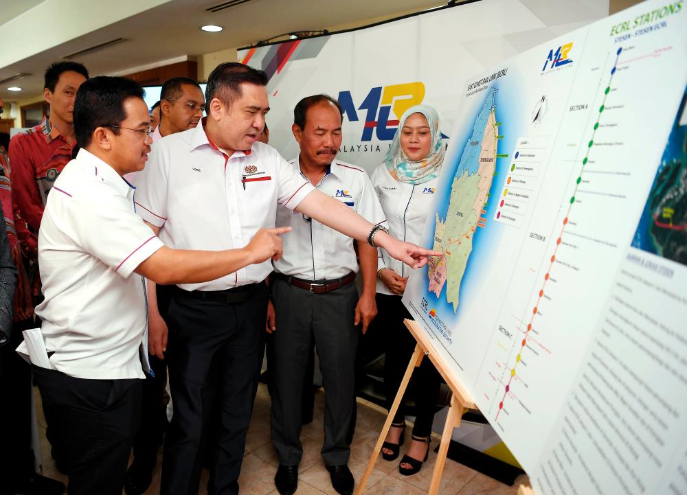 Transport Minister Anthony Loke Siew Fook (c) visits the ECRL Project Public Inspection site at Klang Port Authority (LPK) headquarters today. - Bernama