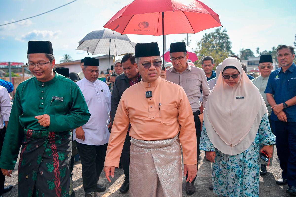 Menteri di Jabatan Perdana Menteri (Hal Ehwal Agama), Senator Datuk Dr. Mohd Na’im Mokhtar (tengah), hari ini meninjau keadaan terkini Sekolah Rendah Agama Kampung Medan, Telok Panglima Garang, yang dilanda ribut Rabu lepas. - BERNAMA