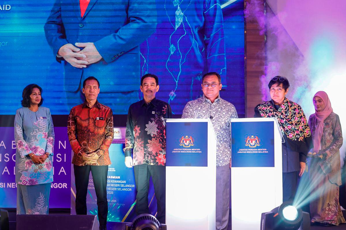 Menteri Besar Selangor Datuk Seri Amirudin Shari bersama Menteri di Jabatan Perdana Menteri (Undang-undang dan Reformasi Institusi) Datuk Seri Azalina Othman Said melakukan gimik pada Majlis Perasmian Program Literasi Kewangan kepada Penjawat Awam Negeri Selangor anjuran Jabatan Insolvensi Negeri Selangor di Pusat Konvensyen Ideal (IDCC) Seksyen 15 hari ini. - BERNAMA