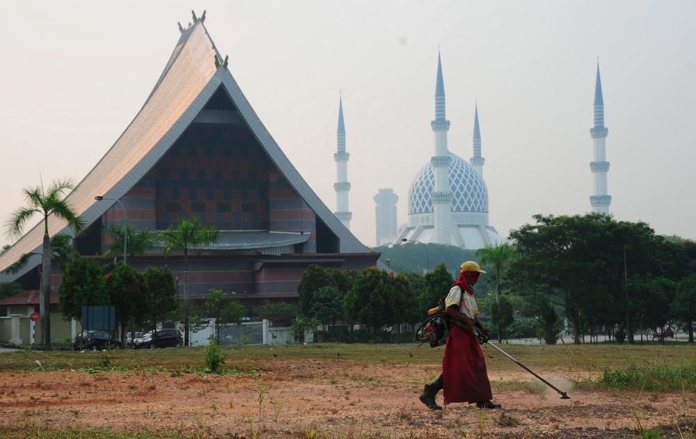 Masjid Sultan Salahuddin Abdul Aziz Shah appeared to have escaped the haze during a survey around Shah Alam yesterday. - Bernama