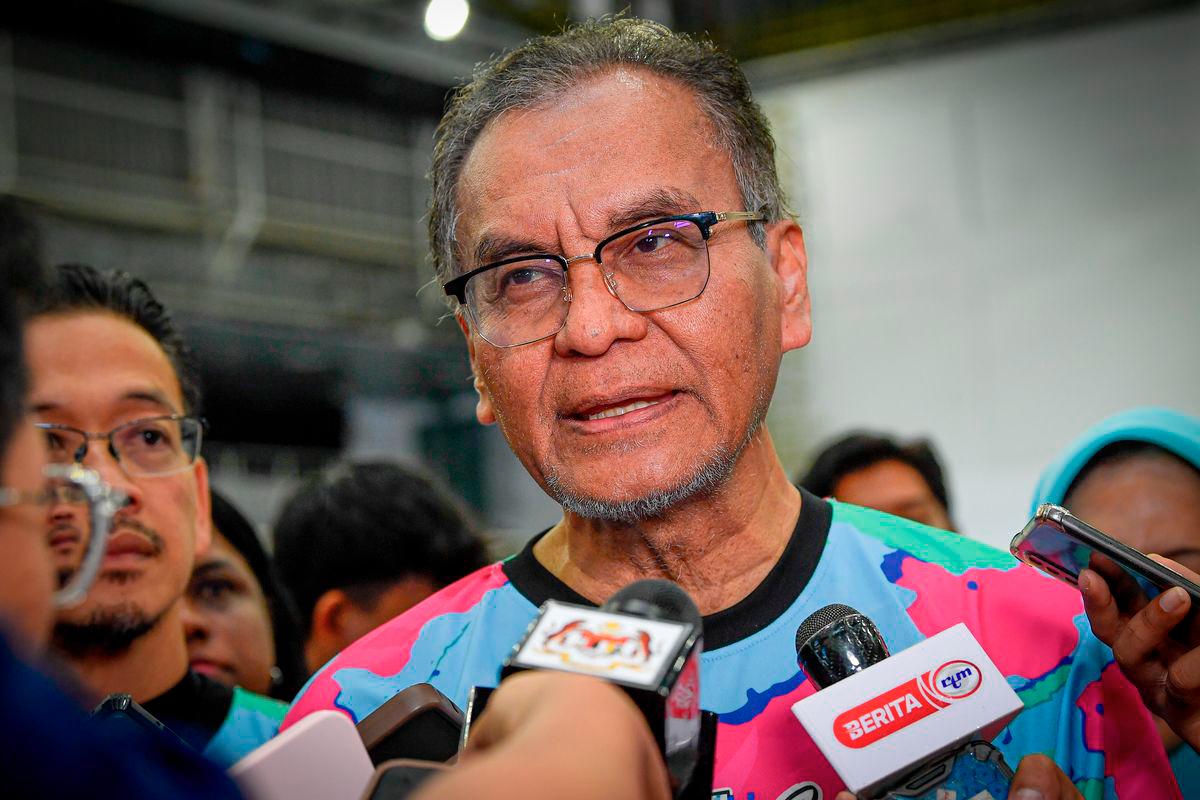 Menteri Kesihatan Datuk Seri Dr Dzulkefly Ahmad menjawab pertanyaan media pada Majlis Perasmian Jelajah Agenda Nasional Malaysia Sihat (ANMS) Selangor dan Penutup Program Jom Nak Sihat Kuala Selangor di Kompleks Stadium Tertutup Kuala Selangor hari ini. - BERNAMA