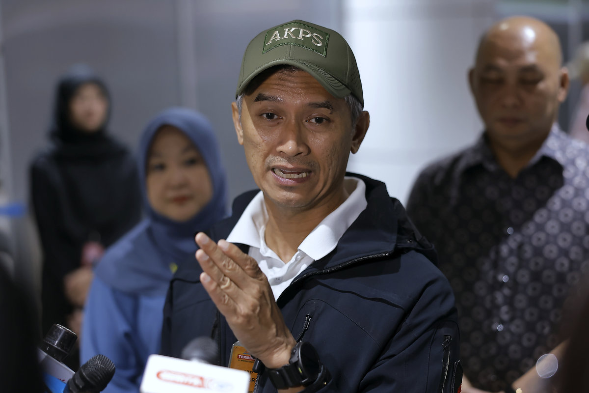 Director-General of the Malaysian Border Control and Protection Agency (AKPS), Datuk Seri Mohd Shuhaily Mohd Zain, met with media practitioners regarding the foreign nationals who were detained at Kuala Lumpur International Airport (KLIA) yesterday. – BERNAMA