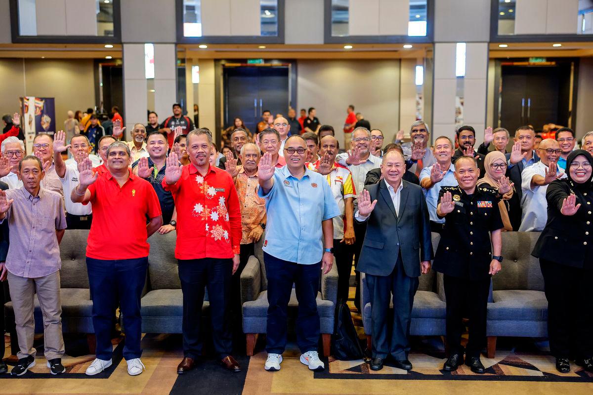 Ketua Pengarah Majlis Sukan Negara (MSN), Jefri Ngadirin (tengah), bergambar bersama Setiausaha Agung Majlis Olimpik Malaysia (MOM), Datuk Nasir Ali (tiga dari kanan); Ketua Pegawai Eksekutif Sekretariat Sukan Malaysia (SUKMA) ke-22 Selangor, Datuk Mohd Yazid Sairi (tiga dari kiri); serta Ketua Delegasi Teknikal dan Pengurus Pertandingan SUKMA pada Program Ikrar Bebas Rasuah SUKMA ke-22 Selangor, hari ini- fotoBERNAMA