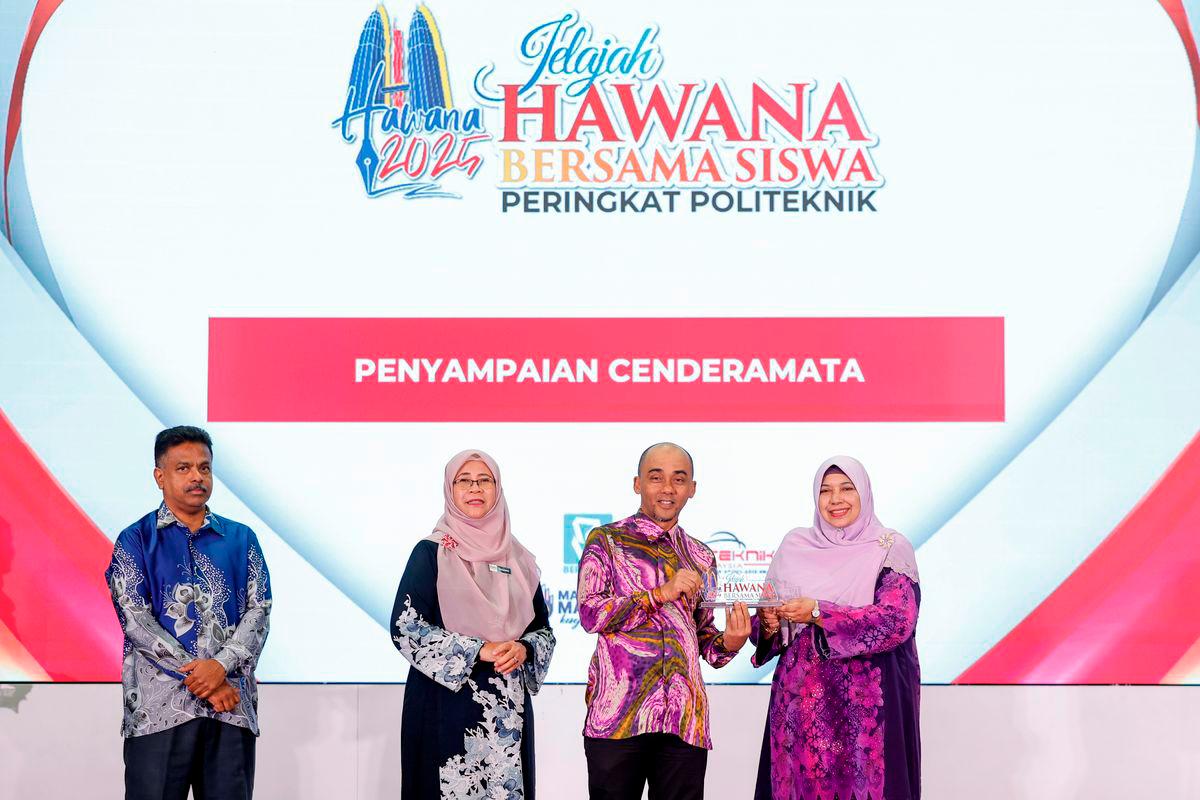 Senior Division Secretary (Management) of the Communications Ministry, Mazlan Abd Mutalib (second from right), receives a souvenir from Malaysian National News Agency (Bernama) Chief Executive Officer Datin Paduka Nur-ul Afida Kamaludin (right) at the launch of the National Journalists’ Day (HAWANA) 2025 Campus Tour Programme at the Politeknik Sultan Salahuddin Abdul Aziz Shah (PSA) today. Also present were Bernama Editor-in-Chief Arul Rajoo Durar Raj (left) and PSA Director Zainah Rujihan (second from left). – BERNAMA