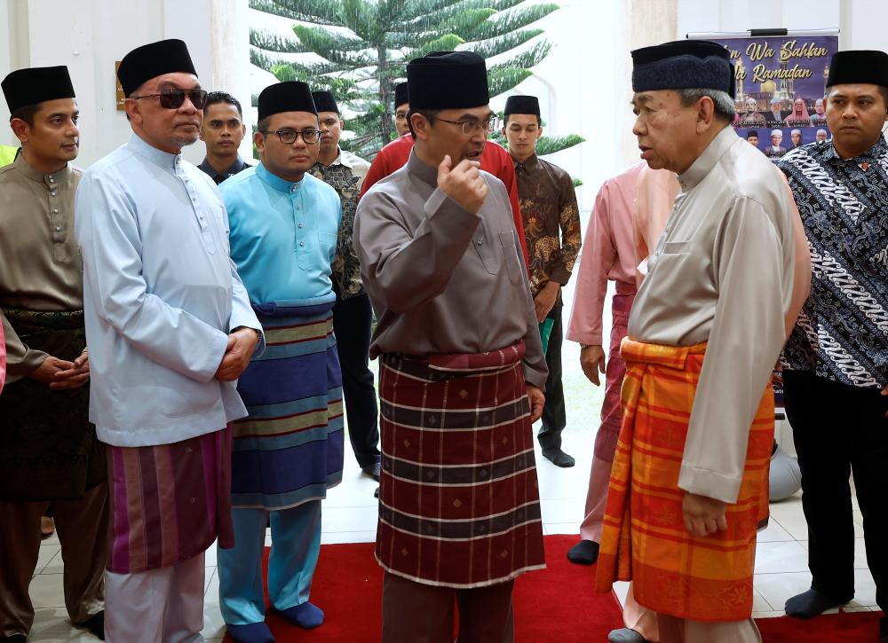Sultan Selangor Sultan Sharafuddin Idris Shah (dua, kanan) berangkat pada Majlis Berbuka Puasa dan Penyampaian Sumbangan Hari Raya 1445H di Masjid Tengku Ampuan Jemaah Bukit Jelutong hari ini/BERNAMAPix