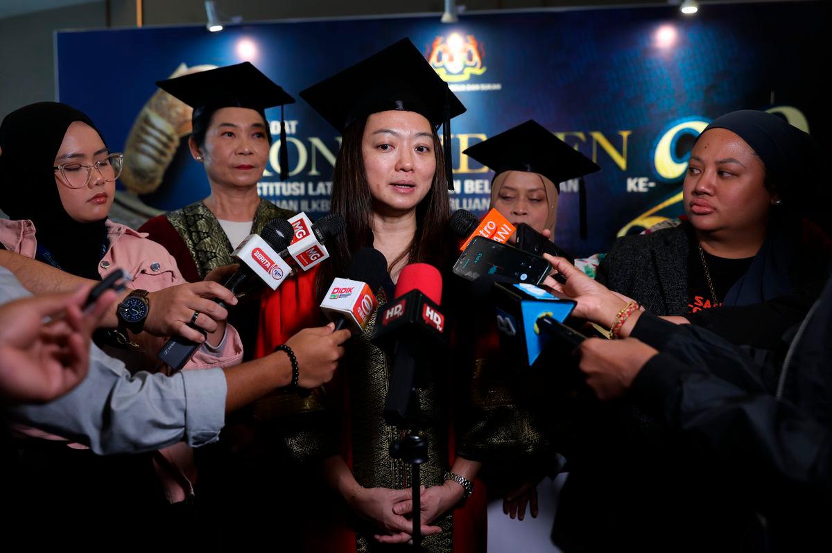 Menteri Belia dan Sukan, Hannah Yeoh, bercakap kepada media selepas menghadiri Istiadat Konvokesyen ke-20 Institusi Latihan Kemahiran Belia dan Sukan di Bangi Avenue hari ini - fotoBERNAMA