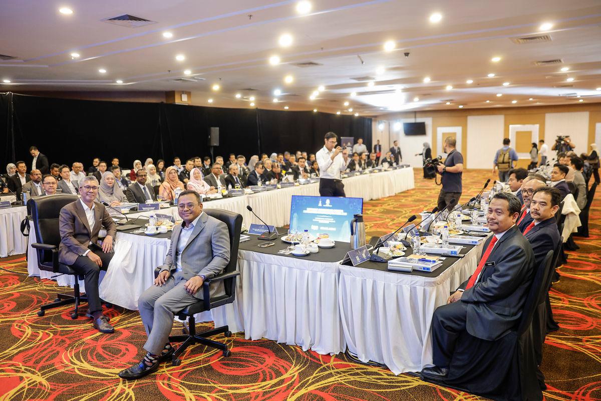 Menteri Besar Selangor Datuk Seri Amirudin Shari (tengah) bersama Menteri Pelaburan, Perdagangan dan Industri, Tengku Datuk Seri Zafrul Abdul Aziz (lkiri) bergambar pada Mesyuarat Jawatankuasa bersama Penyelarasan Industri (JBI) Selangor 2025 di Dewan Jubli Perak, Bangunan Sultan Salahuddin Abdul Aziz Shah hari ini- BERNAMA