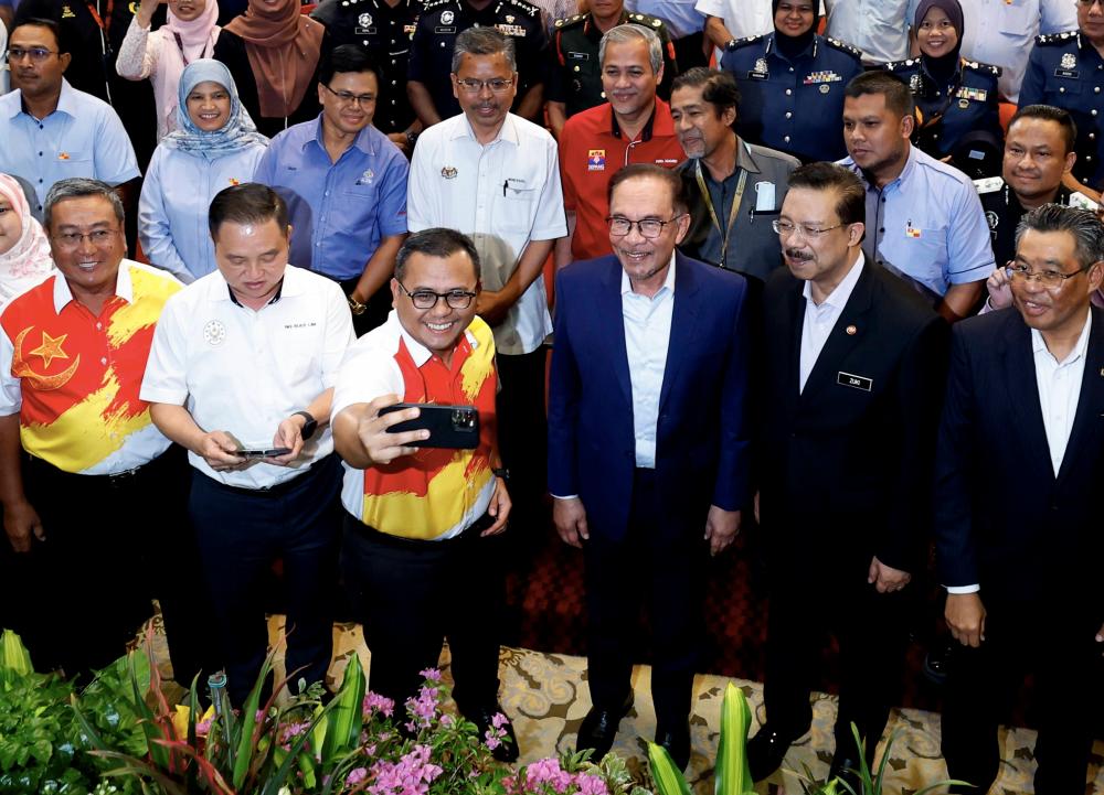 SHAH ALAM, June 12 -- Prime Minister Datuk Seri Anwar Ibrahim (third, right) and Selangor Chief Minister Datuk Seri Amirudin Shari (fourth, right) take a selfie with civil servants at the Prime Minister’s Mandate Ceremony with Selangor State Civil Servants at the Perak Sultan Jubilee Hall Abdul Aziz, today. BERNAMAPIX