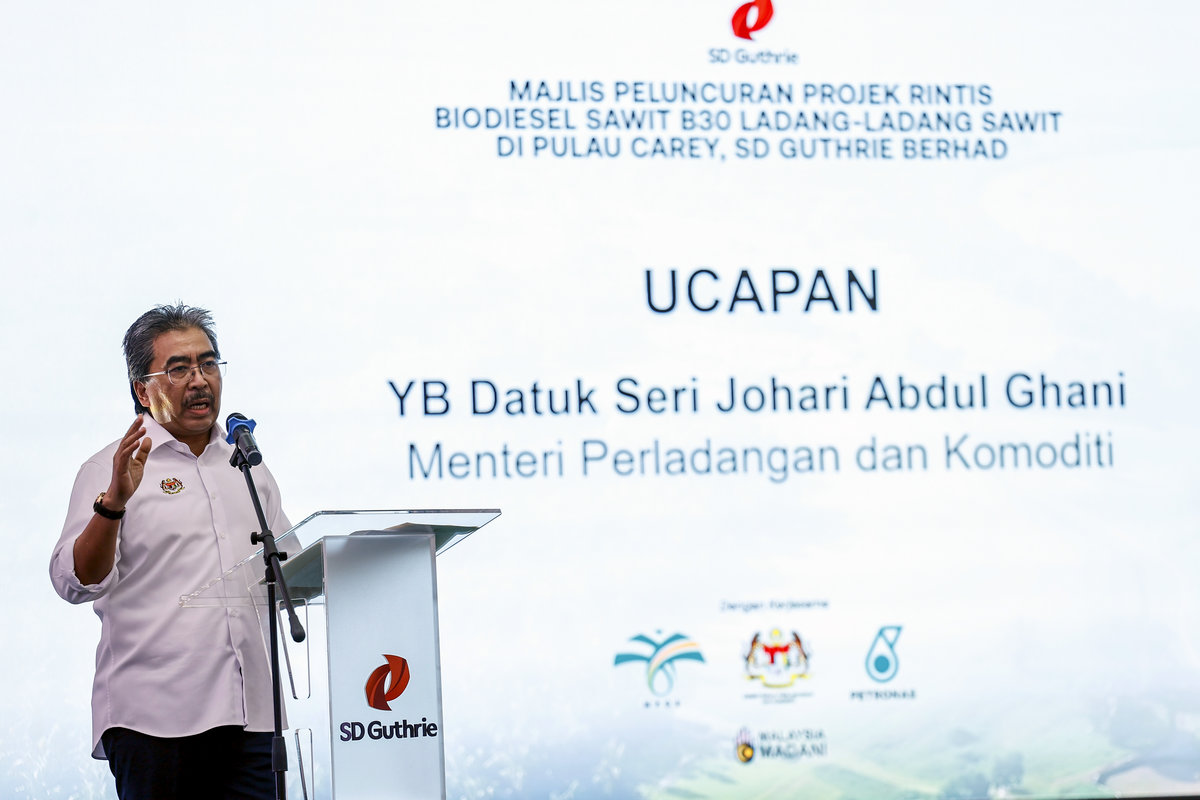 Menteri Perladangan dan Komoditi, Datuk Seri Johari Abdul Ghani menyampaikan ucapan pada Majlis Peluncuran Projek Rintis Biodiesel Sawit B30 Ladang-Ladang Sawit di Pulau Carey, SD Guthrie Berhad di Akademi Golden Hope, Pulau Carey hari ini. - BERNAMA