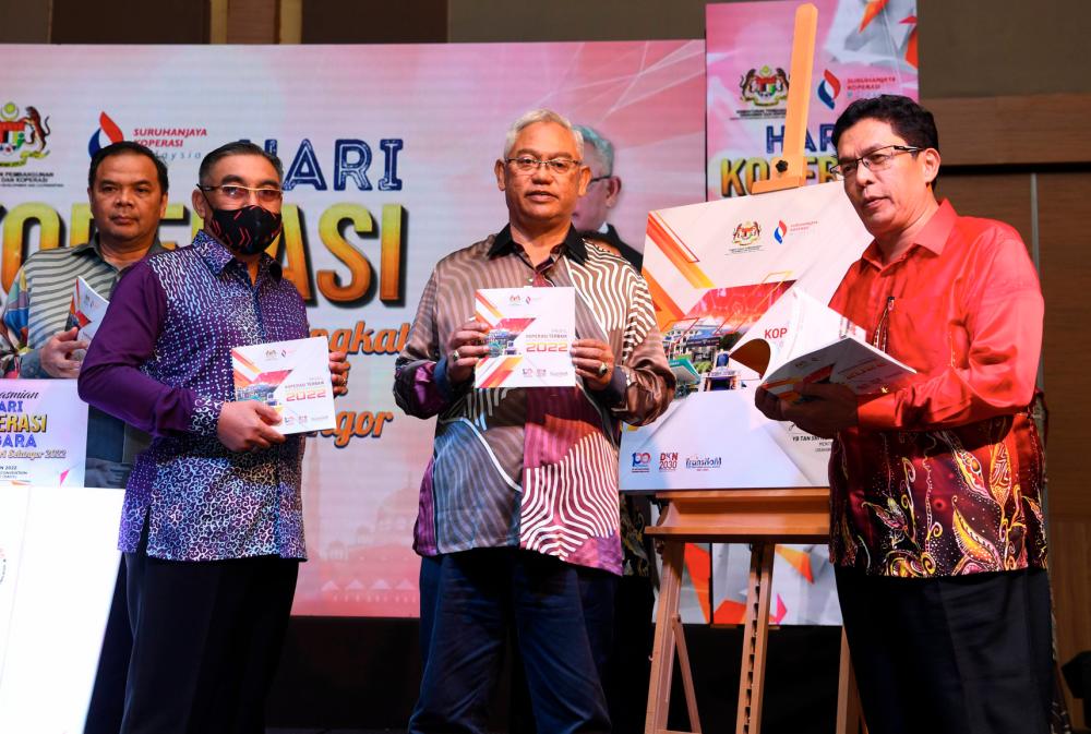 SHAH ALAM, June 25 - Minister of Entrepreneur and Cooperative Development Tan Sri Noh Omar (center) shows the Selangor State Best Cooperative Profile Book 2022 after launching the Selangor State Level National Cooperative Day 2022 at the Shah Alam Convention Center (SACC), yesterday.
