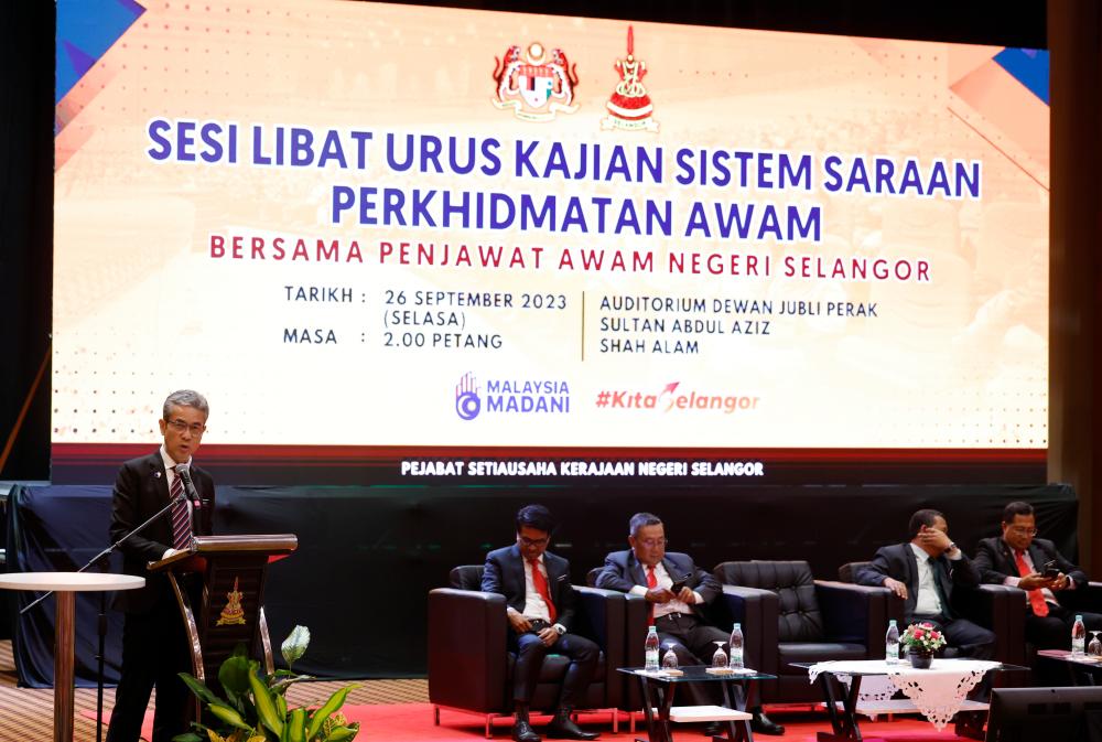 SHAH ALAM, 26 Sept -- Deputy Director General of Public Services (Operations), Dr Anesee Ibrahim spoke at the Public Service Remuneration System Review Engagement Session with Selangor State Civil Servants at the Perak Jubilee Hall, Sultan Abdul Aziz Building, yesterday. BERNAMAPIX
