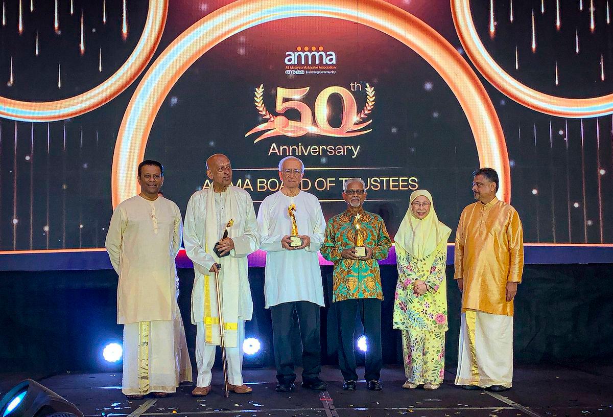 Isteri Perdana Menteri, Datuk Seri Dr. Wan Azizah Wan Ismail (dua, kanan), bergambar bersama Pemegang Amanah Persatuan Malayalee Seluruh Malaysia (AMMA) sempena Sambutan Jubli Emas AMMA ke-50 di Pusat Konvensyen Ideal (IDCC), Shah Alam, hari ini- BERNAMA