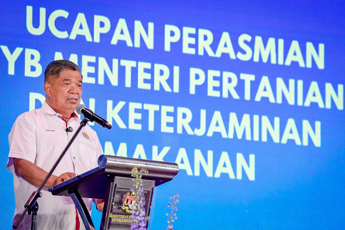 Menteri Pertanian dan Keterjaminan Makanan Datuk Seri Mohamad Sabu berucap pada majlis perasmian Karnival TVET Pertanian @KPKM 2025 di sini hari ini. - fotoBERNAMA