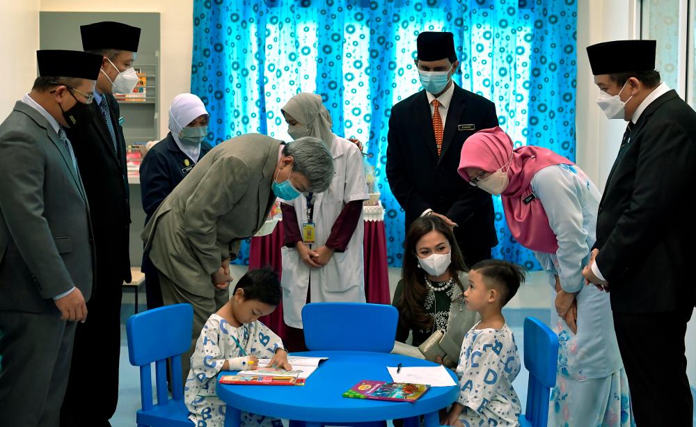 TANJONG KARANG, 9 Feb -- Sultan Selangor Sultan Sharafuddin Idris Shah (tiga kiri) bersama Tengku Permaisuri Selangor Tengku Permaisuri Norashikin (tiga, kanan) berkenan menyantuni pesakit kanak-kanak semasa membuat lawatan selepas Majlis Perasmian Hospital Tanjong Karang hari ini. fotoBERNAMA