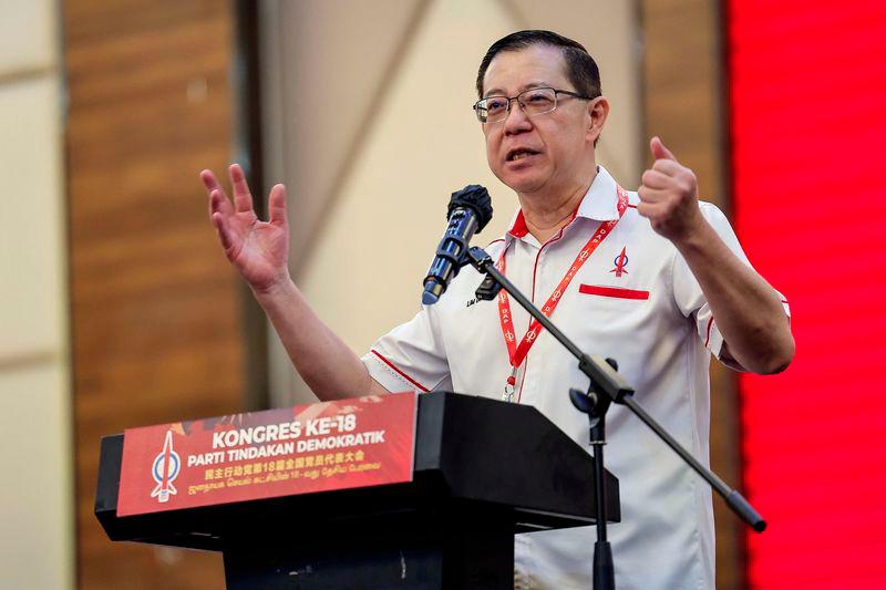 Pengerusi Kebangsaan DAP Lim Guan Eng menyampaikan ucapan pada Kongres Kebangsaan DAP ke-18 yang diadakan di Pusat Konvensyen Ideal (IDCC) hari ini. - fotoBERNAMA