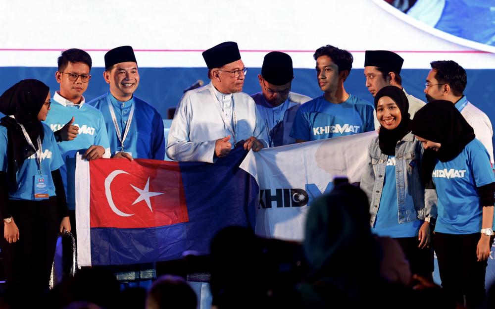 SHAH ALAM, 18 Mac -- Perdana Menteri merangkap Presiden Parti Keadilan Rakyat (PKR), Datuk Seri Anwar Ibrahim (empat, kiri) melakukan flag off Misi Banjir Khidmat Malaysia ke Johor oleh Angkatan Muda Keadilan sebelum merasmikan Kongres Nasional Khas 2023 di Stadium Malawati hari ini. - fotoBERNAMA