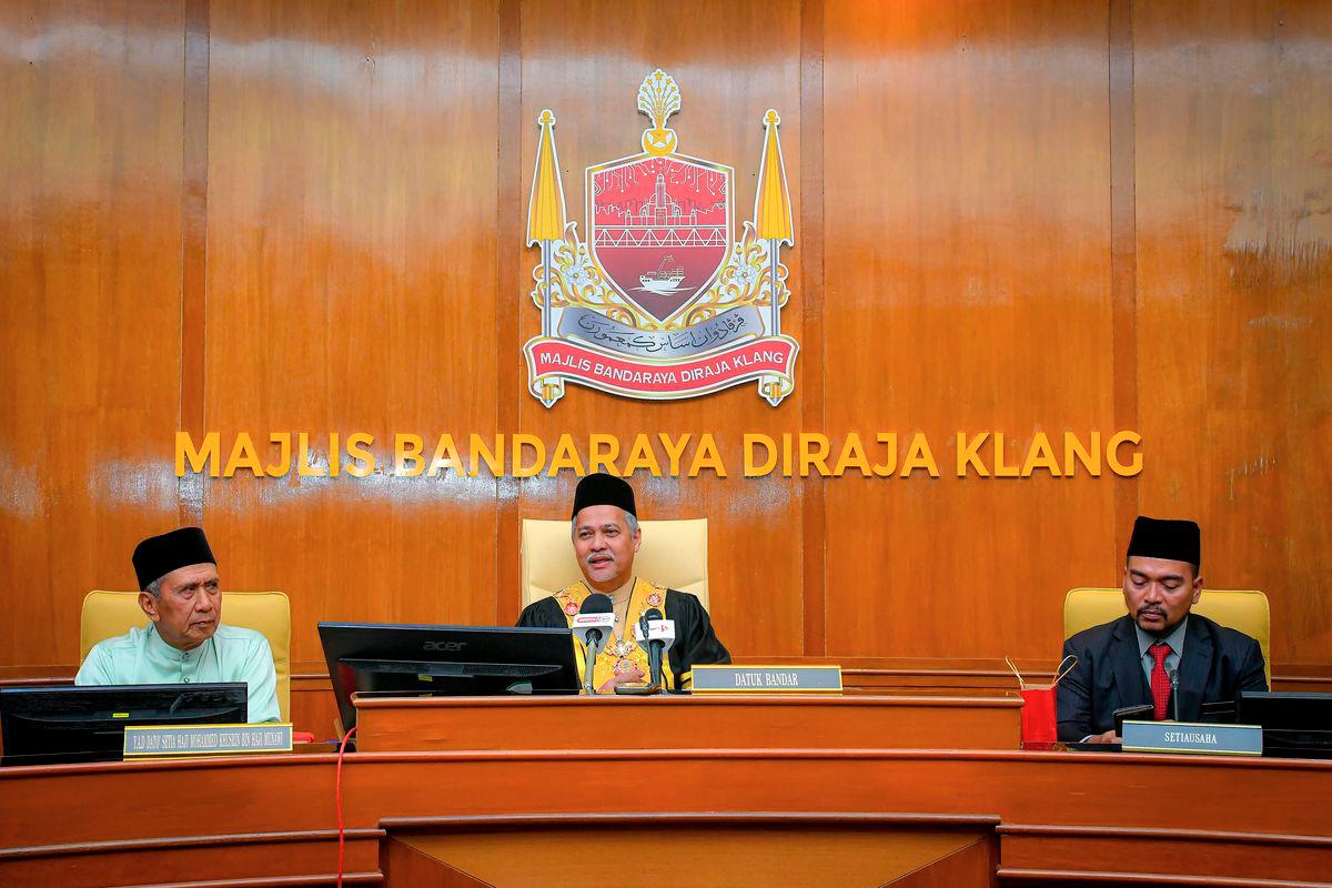 Mayor of the Royal Klang City Council (MBDK), Datuk Abd Hamid Hussain (centre), speaks at a press conference regarding MBDK’s preparations for the royal wedding procession of the Raja Muda of Selangor, Tengku Amir Shah Sultan Sharafuddin Idris Shah, after chairing MBDK’s monthly meeting here today. – BERNAMA