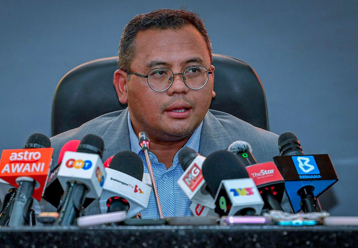 Menteri Besar Selangor Datuk Seri Amirudin Shari ketika sidang media Laporan Siasatan Punca Kejadian Kebocoran dan Kebakaran Talian Paip Gas di Putra Height, Subang Jaya 1 April lalu di Bangunan Setiausaha Kerajaan Negeri Selangor hari ini. - fotoBERNAMA