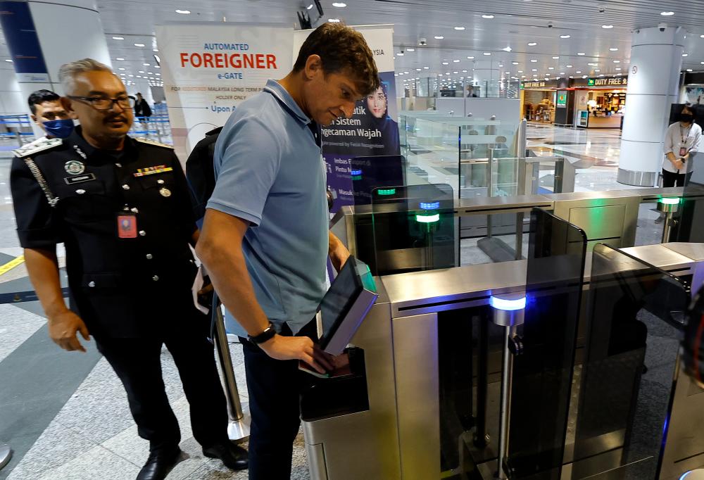 SEPANG, 15 Nov -- Para pengembara warga asing yang memiliki pas lawatan jangka panjang diberikan kemudahan autogate untuk memasuki Malaysia secara rasmi bermula hari ini. fotoBERNAMA