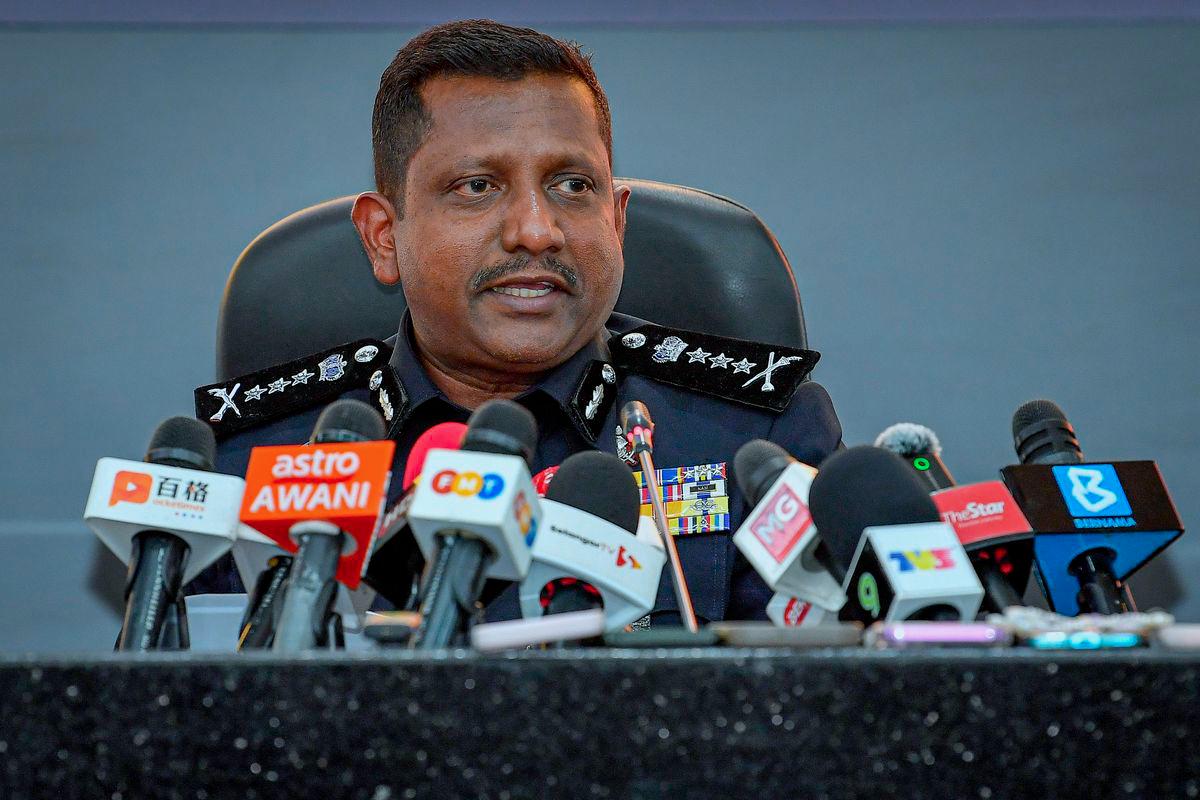Ketua Polis Selangor Datuk Hussein Omar Khan ketika sidang media Laporan Siasatan Punca Kejadian Kebocoran dan Kebakaran Talian Paip Gas di Putra Height, Subang Jaya 1 April lalu di Bangunan Setiausaha Kerajaan Negeri Selangor hari ini. - fotoBERNAMA
