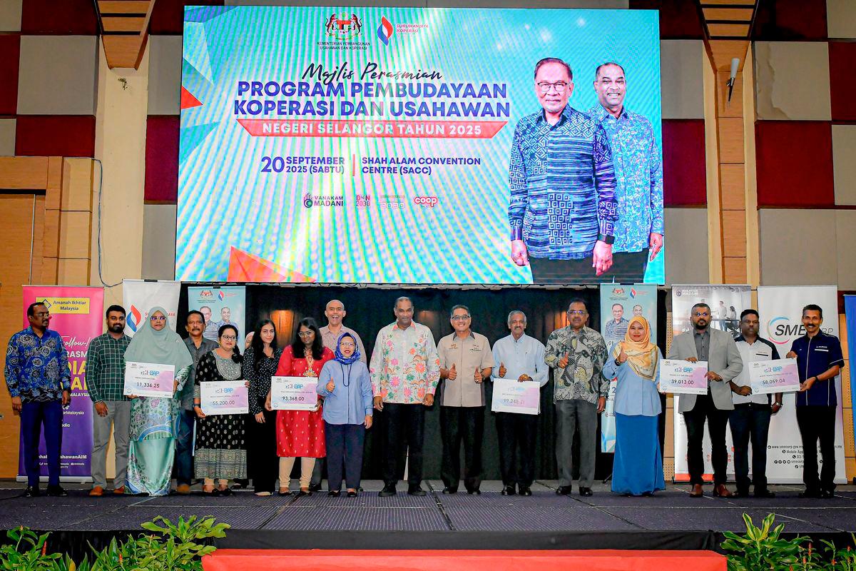 Timbalan Menteri Pembangunan Usahawan dan Koperasi Datuk Seri R. Ramanan (tengah) bergambar bersama penerima bantuan Inisiatif I-BAP pada Majlis Taklimat Pembudayaan Koperasi dan Usahawan Negeri Selangor di Pusat Konvensyen Shah Alam hari ini - fotoBERNAMA