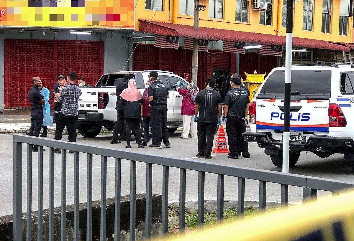 Seorang lelaki ditemukan mati di dalam sebuah kereta dipercayai akibat ditembak dalam kejadian berhadapan sebuah kedai motosikal di Meru, Klang dekat sini pada Jun 20 2025.- fotoBERNAMA