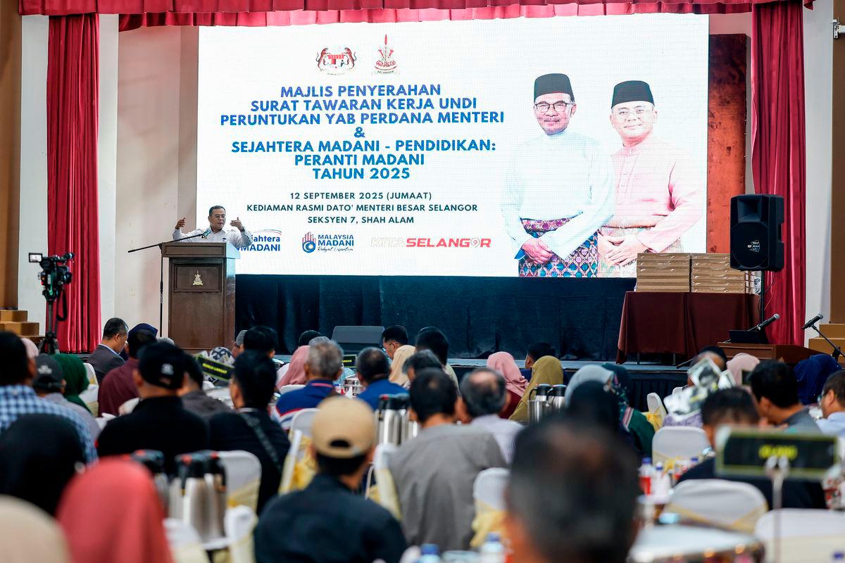 Menteri Besar Selangor Datuk Seri Amirudin Shari menyampaikan ucapan pada Majlis Penyerahan Surat Tawaran Kerja Undi Peruntukan dan Sejahtera MADANI-Pendidikan: Peranti Madani Tahun 2025 di Kediaman Rasmi Menteri Besar Selangor, Seksyen 7 hari ini. - BERNAMA