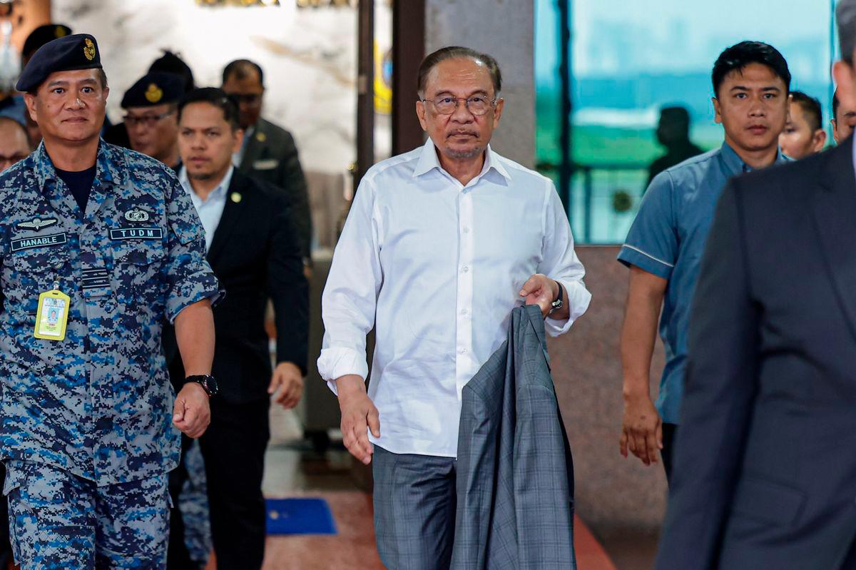 Prime Minister Datuk Seri Anwar Ibrahim arrived at the Royal Malaysian Air Force (RMAF) Subang Air Base last night to depart for Doha, Qatar, to attend the Arab-Islamic Emergency Summit scheduled to take place on Monday in the Qatari capital. – BERNAMA