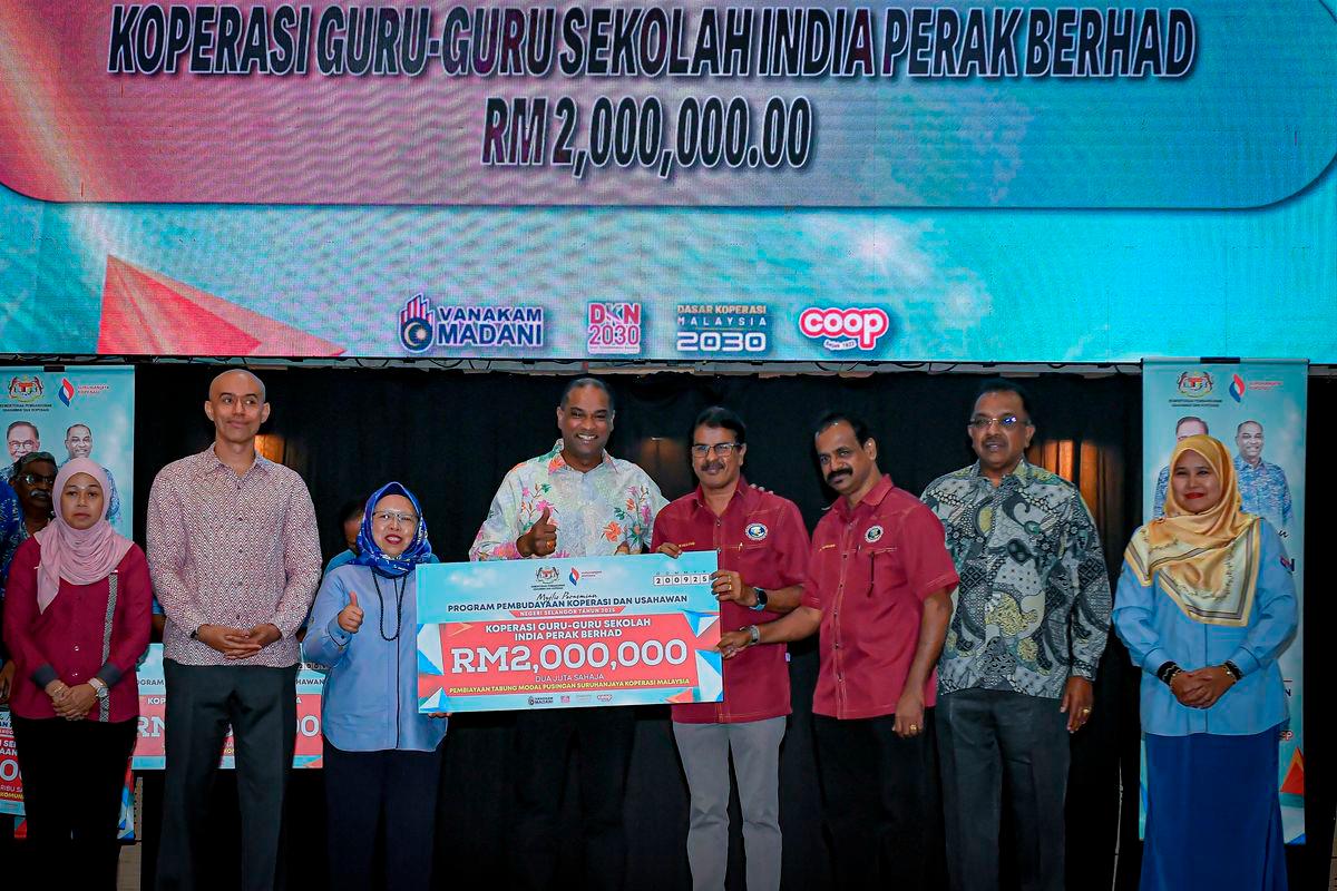 Timbalan Menteri Pembangunan Usahawan dan Koperasi Datuk Seri R. Ramanan (empat, kiri) menyampaikan replika cek bernilai RM2 juta kepada wakil Koperasi Guru-Guru Sekolah India Perak Berhad pada Majlis Taklimat Pembudayaan Koperasi dan Usahawan Negeri Selangor di Pusat Konvensyen Shah Alam hari ini- fotoBERNAMA