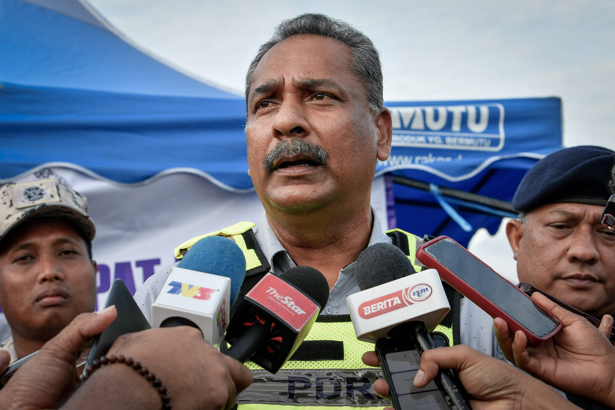 Ketua Polis Daerah Klang Utara ACP S Vijaya semasa sidang media mengenai perkembangan operasi mencari dan menyelamat mangsa bot terbalik di perairan Tanjung Harapan, Pelabuhan Klang hari ini. BERNAMApix