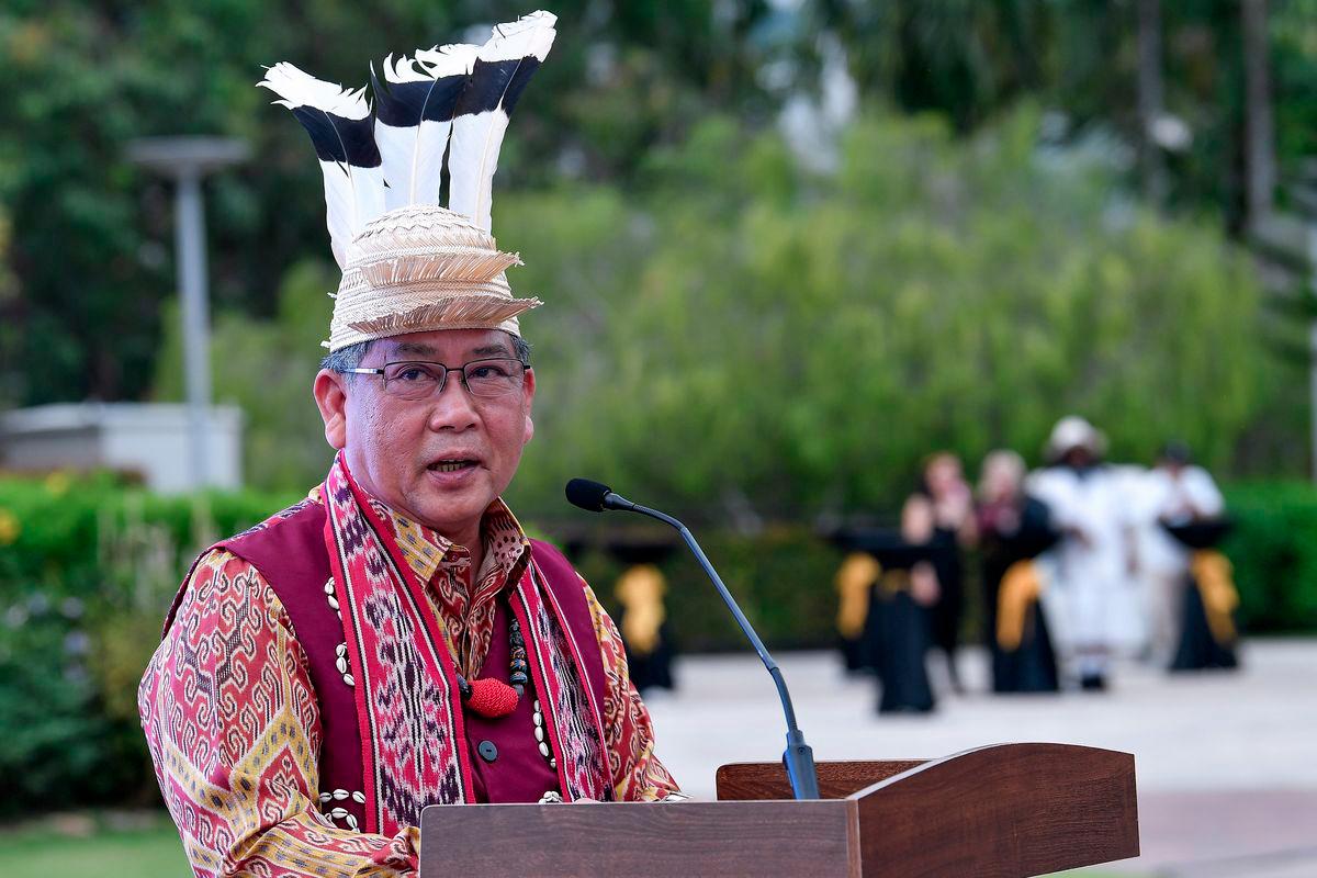 Timbalan Menteri Digital Datuk Wilson Ugak Kumbong berucap pada Majlis Persasmian Gawai Kitai Ngiling Bidai 2025 di Setia Eco Park, Setia Alam hari ini. - fotoBERNAMA