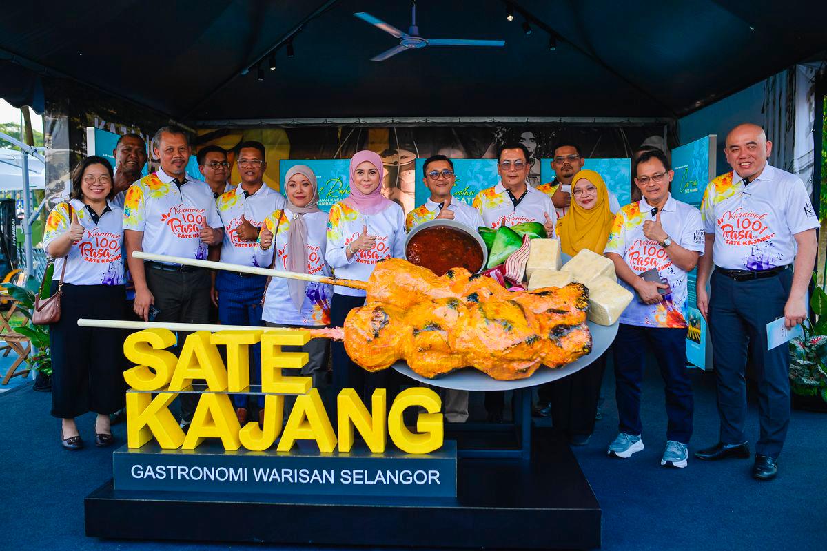 Tengku Permaisuri Selangor Tengku Permaisuri Norashikin (tujuh, kiri) berkenan bergambar bersama pada Majlis Pengisytiharan Sate Kajang Sebagai Makanan Warisan Selangor Sempena Karnival 1001 Rasa Sate Kajang 2025 di Stadium Kajang hari ini - fotoBERNAMA