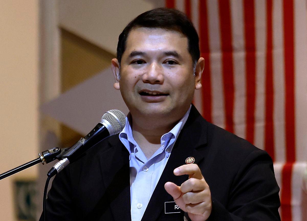 Menteri Ekonomi Rafizi Ramli berucap pada Majlis Penyerahan Geran di bawah Program Inisiatif Pendapatan Rakyat (IPR) dan Sesi Town Hall bersama Kepimpinan Mahasiswa Universiti Teknologi MARA (UiTM) Cawangan Selangor di Kampus Puncak Alam hari ini - BERNAMA
