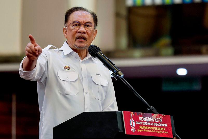 Perdana Menteri Datuk Seri Anwar Ibrahim menyampaikan ucapan pada Kongres Kebangsaan DAP ke-18 yang diadakan di Pusat Konvensyen Ideal (IDCC) hari ini. - fotoBERNAMA